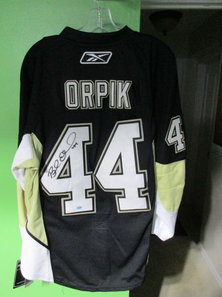Brooks Orpik, Pittsburgh Penguins - signed jersey - size 48