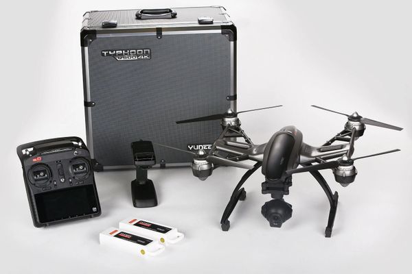 Yuneec Q500 4K Quadcopter APV with CGO3 Camera, 2 Batteries, 2 Sets of Propellers, Aluminum Case, Steadygrip a