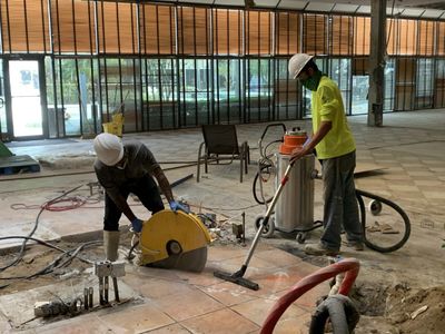 Los trabajadores de ACCG, Inc. realizan el corte de concreto con una sierra hidráulica.