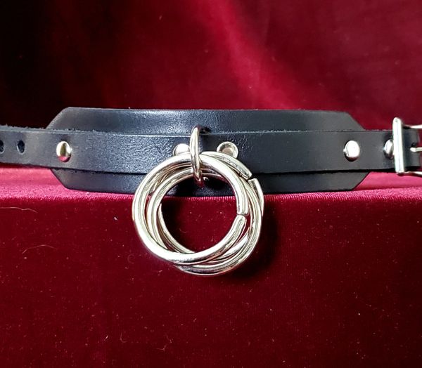 613 - Bondage wristband w/ 3 grouped rings