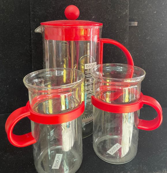 *Red Bodum Glass Pitcher Tea Press, 2 Glass Tea Mugs, 8in