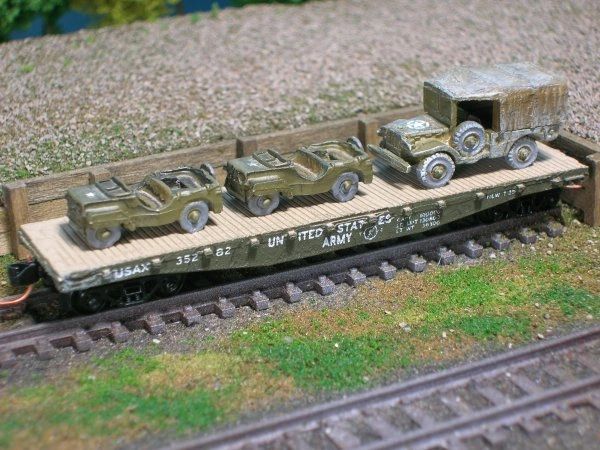 N Scale KenRay US006 United States Army Flat Car with Vehicle Load C10008