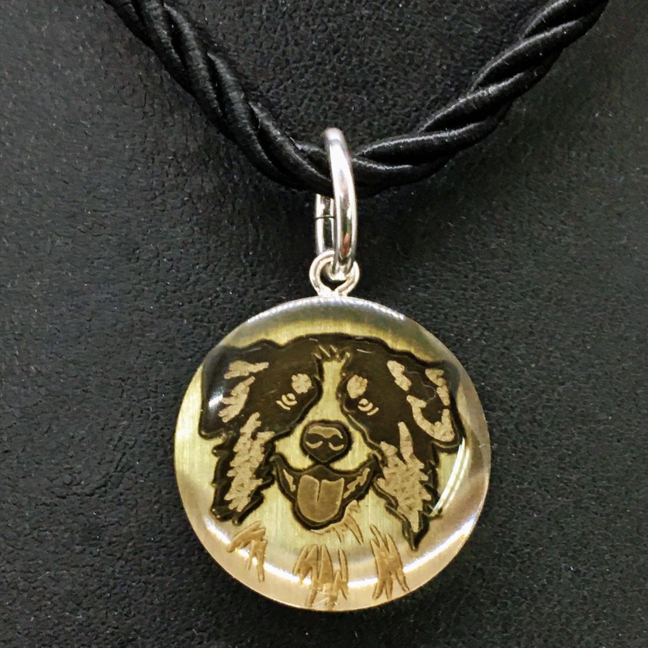 19mm Australian Shepard pendant. Sterling silver. Epoxy domed which gives a 3d effect.
