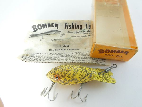 Lot - BOMBER LURES WITH BOXES GAME, HUNTING, FISHING, ADVERTISING, VINTAGE,  TAXIDERMY, ANTIQUE