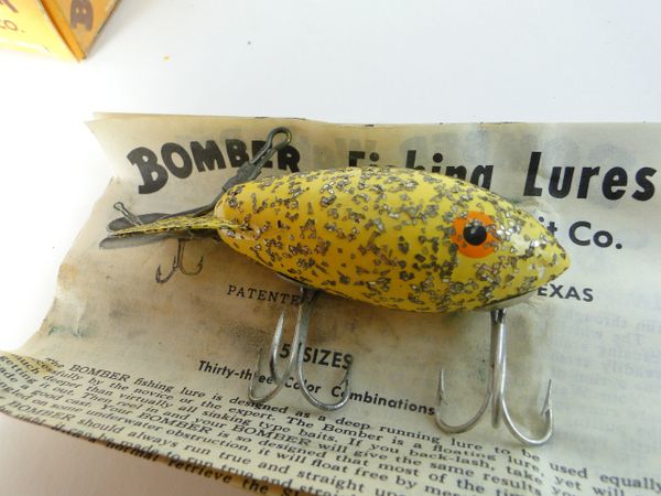 Vintage Bomber Water Dog #1601 All White Wooden Fishing Lure Box And  Catalog