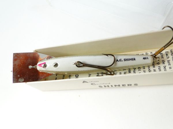AC SHINER model No.401 Cedar Deep Diver Wood NEW IN BOX Fishing Lure  Earlier Model More than 10 years in Correct Box with papers.