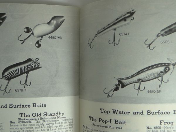 Lot - Vintage c. 1940 Metal Fishing Tackle Box w/ Lures, Reel, Etc.. (Fred  Arbogast, Heddon, Shakespeare, Etc..)