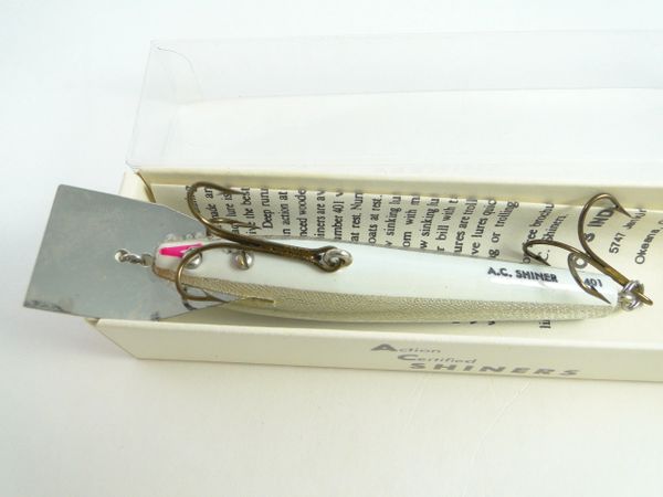 AC SHINER model No.401 Cedar Deep Diver Wood NEW IN BOX Fishing Lure  Earlier Model More than 10 years in Correct Box with papers.