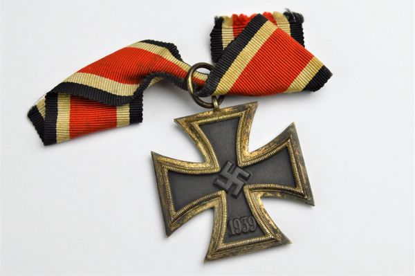 Eisernes Kreuz II.Klasse By PAUL MEYBAUER BERLIN Marked L/13 With Magnetic Core