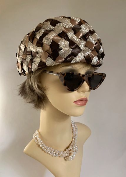 Vintage 1960s Brown & Ivory Turban Style Woven Stiff Polyester Hat 21” Lined