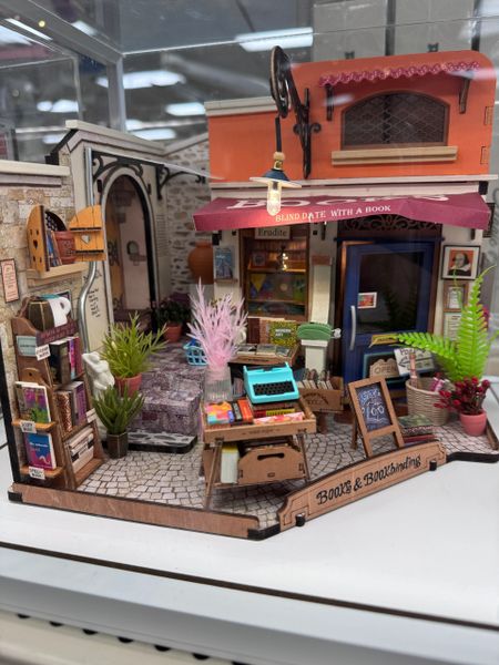 Rolife Corner Bookstore - DIY Miniature House Kit DG164