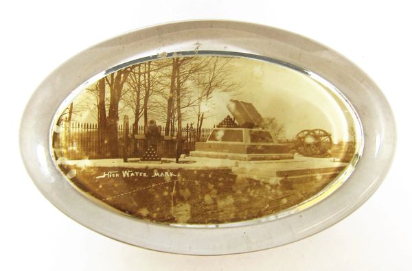 Gettysburg Souvenir Glass Paper Weight / Sold