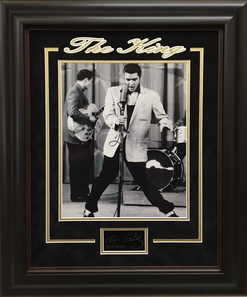 ELVIS PRESLEY "THE KING"11X14 PHOTO WITH ENGRAVED AUTOGRAPH REPLICA