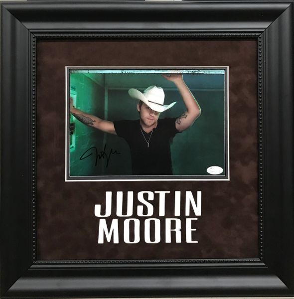 Justin Moore Signed 8x10 Photo