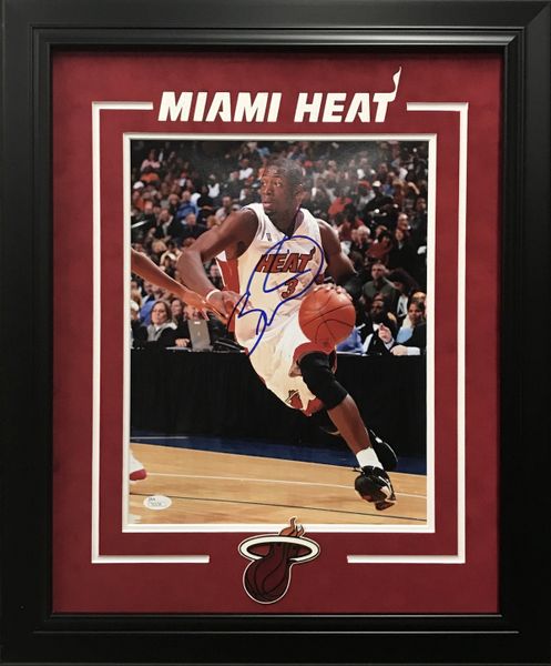 DWAYNE WADE MIAMI HEAT SIGNED 11X14 PHOTO