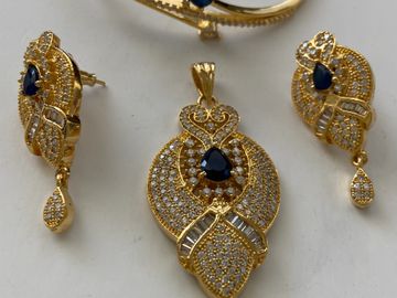 Semi precious saphire on yellow gold polish pendant set with bracelet.