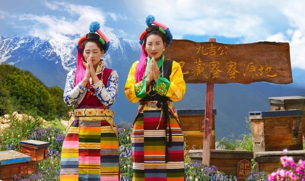 藏族人，纯净淳朴，纯净是养蜂人的人生信条。走进文化信仰的深处，才能看见贡巴藏蜜的圣洁与纯净。感恩养蜂人的虔诚。