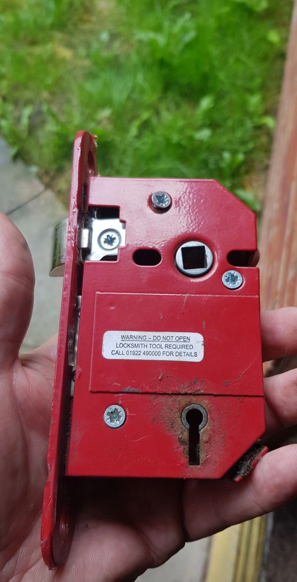 <img  src="mortice lock.jpg"  alt="mortice deadlock">