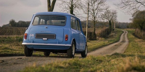 Mk1 Mini in Blue on a long drive