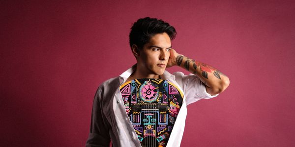 Buhonero Clandestino with self painted guitar for the promo of his single Reciproco