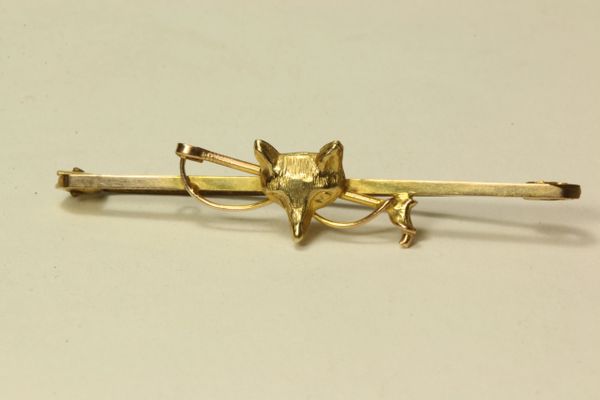Gold traditional hunting stock pin