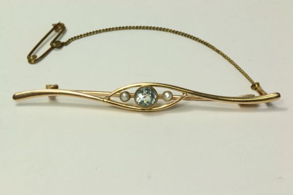 Gold aquamarine and seed pearl stock pin