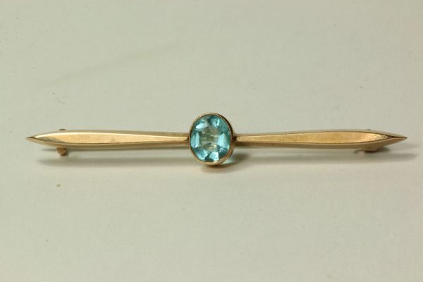 Gold and aquamarine stock pin