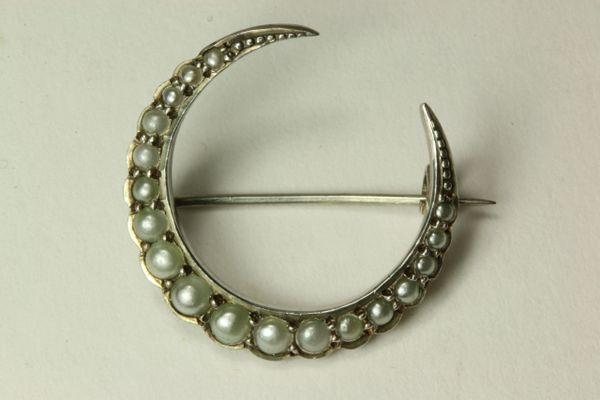 Silver and pearl stock pin