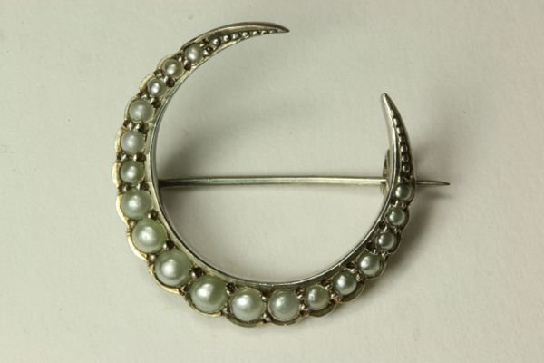 Silver and pearl stock pin