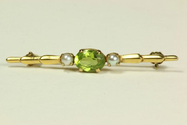 Gold peridot and seed pearl stock pin