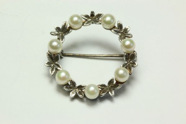 Silver and pearl stock pin