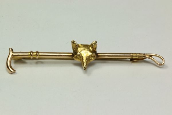 Traditional gold hunting fox head stock pin