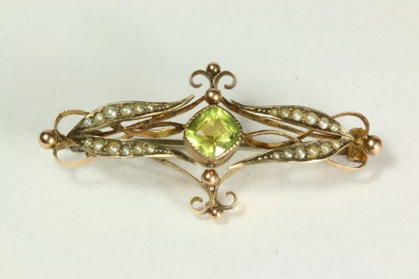 Gold peridot and seed pearl stock pin