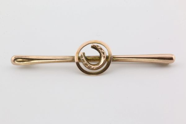 Gold horse shoe stock pin