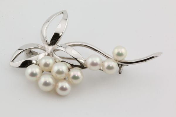 Mikimoto Silver and pearl stock pin