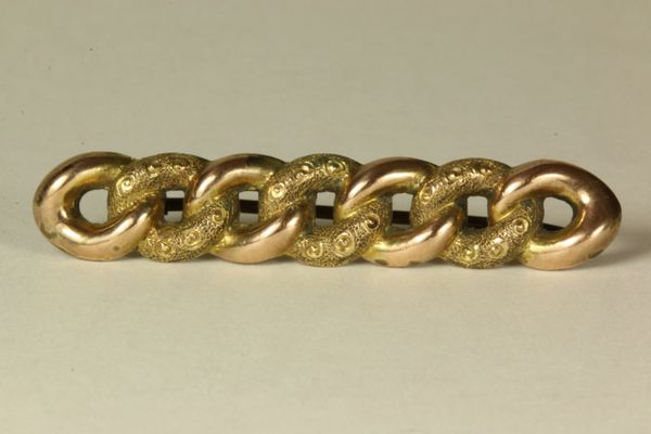 Gold curb chain stock pin