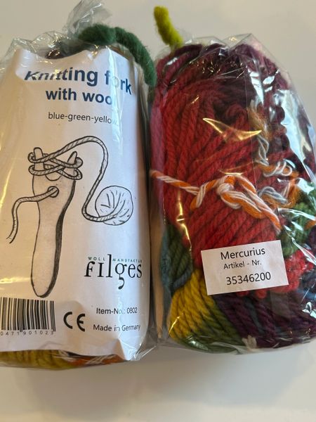 Filges Braiding Fork with Filges Wool Yarn - Blue/Green