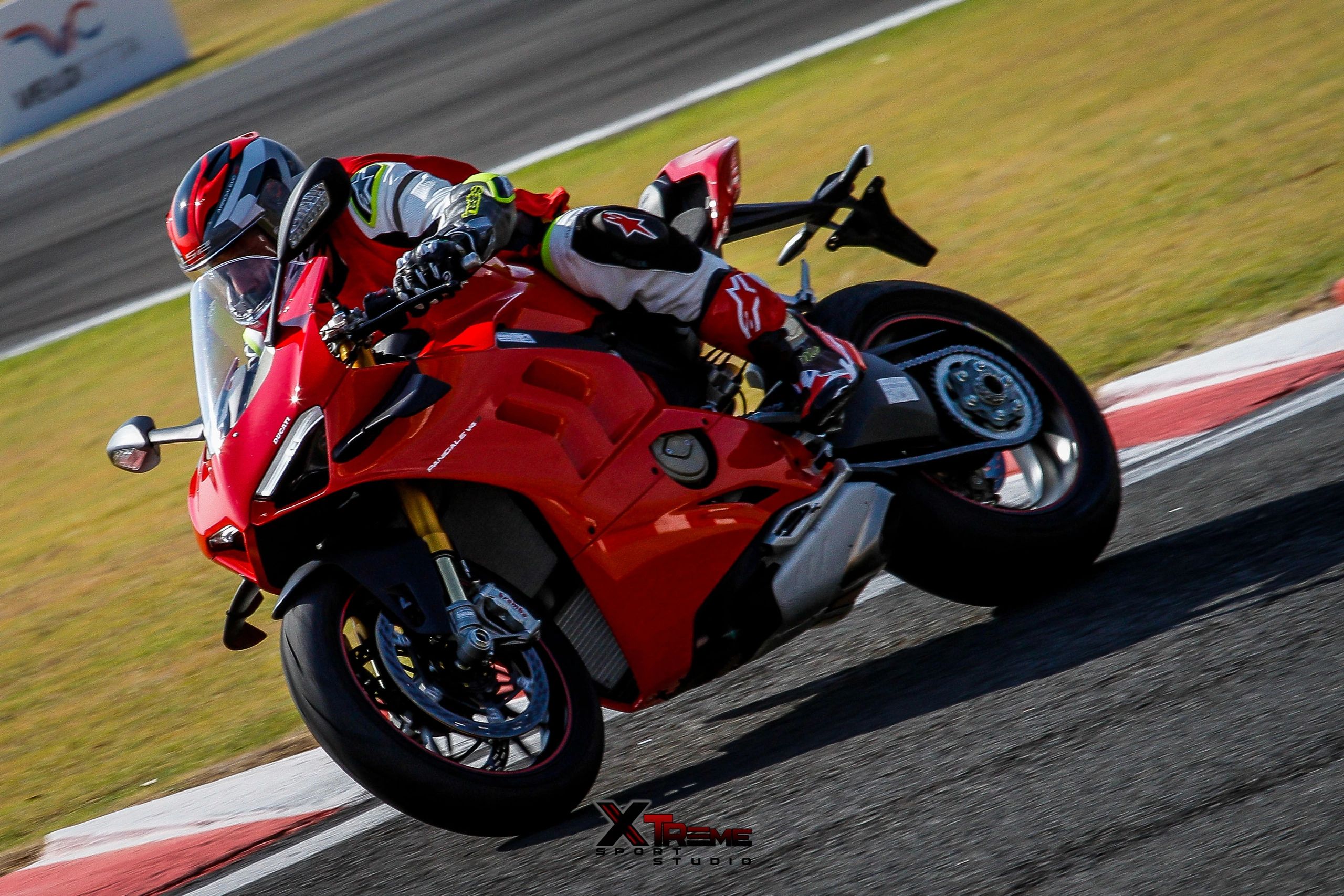 Cesar Barros com a Ducati Panigale V4S.