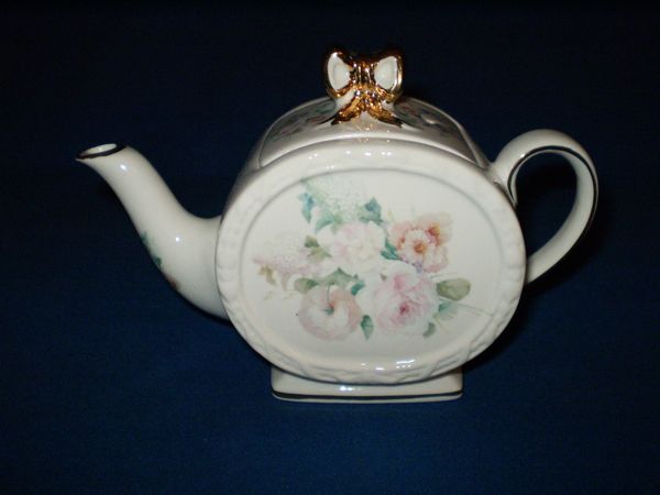 Round Tea pot with Gold Bow