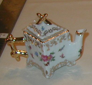 Small collectible tea pot Square with Roses #5880-6