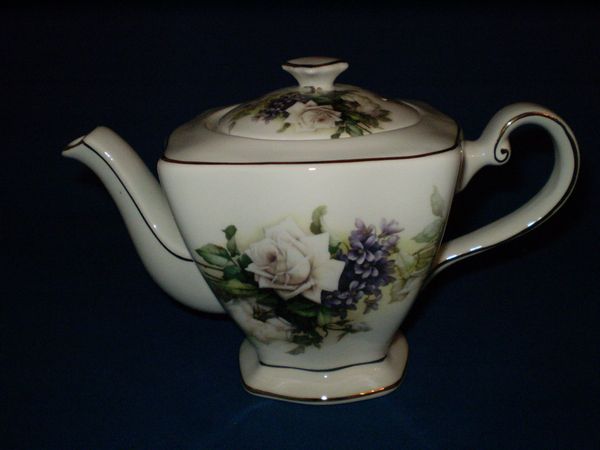 6 cup teapot with white rose