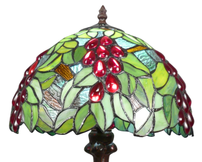 Buntglasfenster im Schatten einer Tiffany-Lampe mit Cabochons