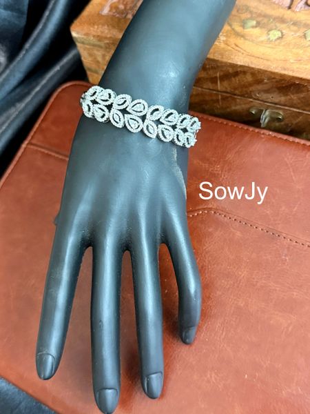 Leaf Pattern Single Bangle Open Type in Silver Finish!!!