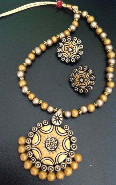 Antique Style pendant in Two shades of Gold pendant with Matching Stud!!!!!!