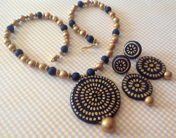 Black and Gold Rice Beads design!!!!