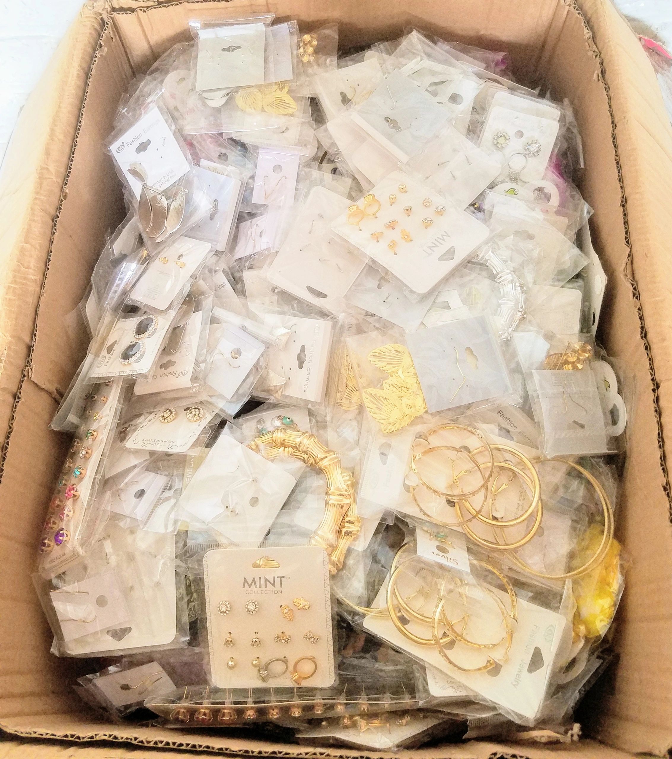 Wholesale Closeout Box Of 400-500 Pieces Of Fashion Jewelry Estimated ...