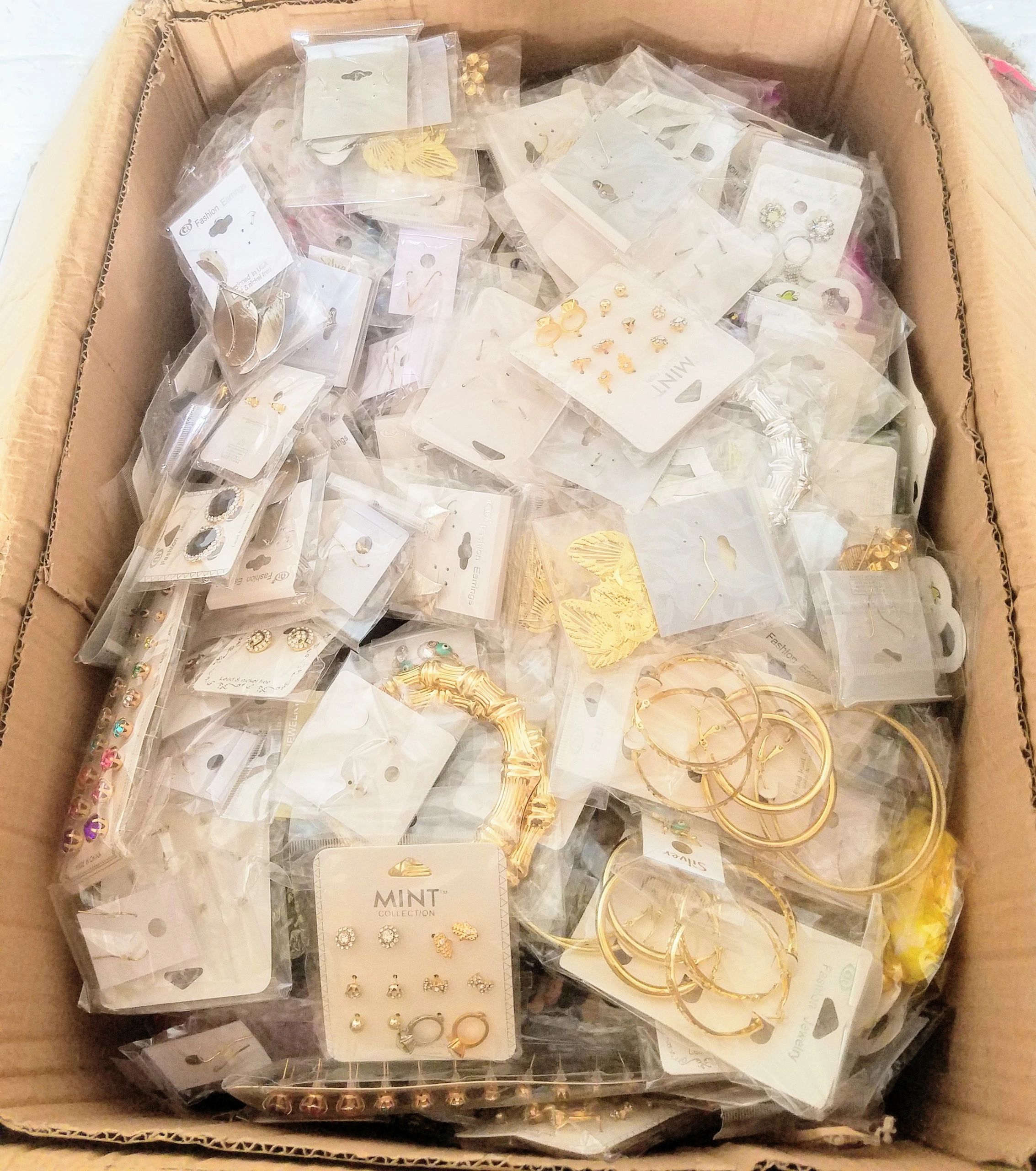 Wholesale Closeout Box Of 400-500 Pieces Of Fashion Jewelry Estimated 