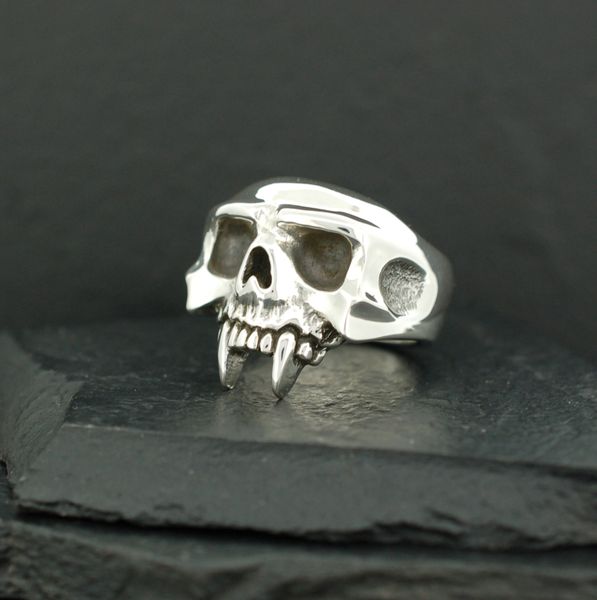 VAMPIRE SKULL WITH FANGS RING | Alfred Albrizio Inc. Sterling Assault C ...