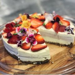 Organic Strawberry Raw Cake